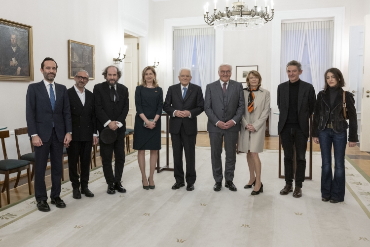Il Presidente della Repubblica Sergio Mattarella con il musicista Vinicio Capossela in occasione della cerimonia di consegna del “Premio dei Presidenti”  
