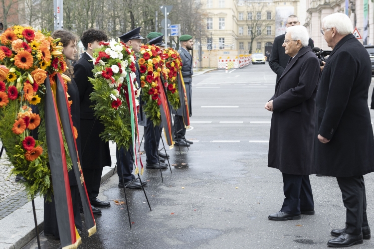 Il Presidente della Repubblica Sergio Mattarella con Frank-Walter Steinmeier, Presidente della Repubblica Federale di Germania in occasione della cerimonia della deposizione di una corona al Monumento della Nuova Guardia 
