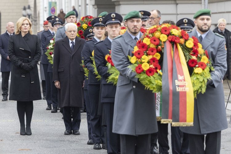 Il Presidente della Repubblica Sergio Mattarella depone una corona al Monumento della Nuova Guardia 
