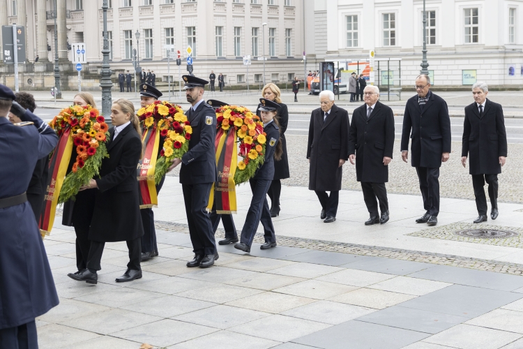 Il Presidente della Repubblica Sergio Mattarella con Frank-Walter Steinmeier, Presidente della Repubblica Federale di Germania in occasione della cerimonia della deposizione di una corona al Monumento della Nuova Guardia 
