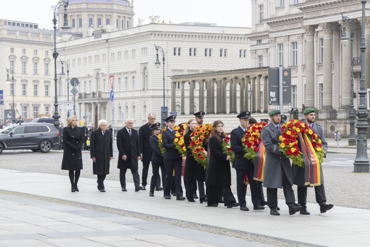 Il Presidente della Repubblica Sergio Mattarella depone una corona al Monumento della Nuova Guardia 
