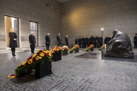 Il Presidente della Repubblica Sergio Mattarella con Frank-Walter Steinmeier, Presidente della Repubblica Federale di Germania in occasione della cerimonia della deposizione di una corona al Monumento della Nuova Guardia 
