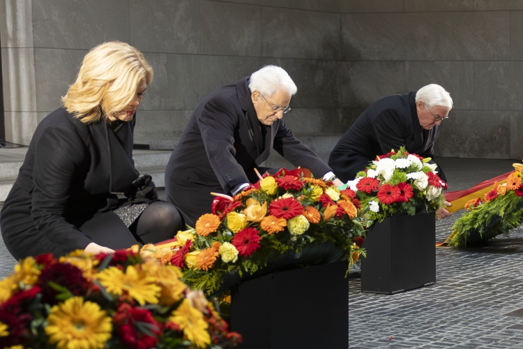 Il Presidente della Repubblica Sergio Mattarella con Frank-Walter Steinmeier, Presidente della Repubblica Federale di Germania in occasione della cerimonia della deposizione di una corona al Monumento della Nuova Guardia 
