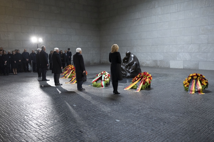 Il Presidente della Repubblica Sergio Mattarella con Frank-Walter Steinmeier, Presidente della Repubblica Federale di Germania in occasione della cerimonia della deposizione di una corona al Monumento della Nuova Guardia 
