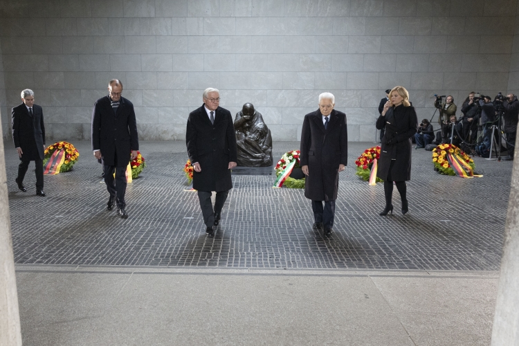 Il Presidente della Repubblica Sergio Mattarella con Frank-Walter Steinmeier, Presidente della Repubblica Federale di Germania in occasione della cerimonia della deposizione di una corona al Monumento della Nuova Guardia 
