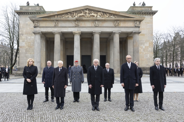 Il Presidente della Repubblica Sergio Mattarella con Frank-Walter Steinmeier, Presidente della Repubblica Federale di Germania in occasione della cerimonia della deposizione di una corona al Monumento della Nuova Guardia 
