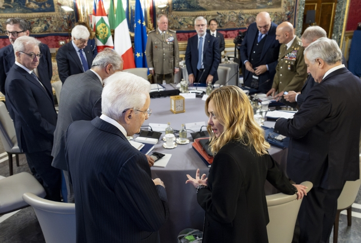 Il Presidente Sergio Mattarella con il Presidente del Consiglio Giorgia Meloni, in occasione della riunione del Consiglio Supremo di Difesa