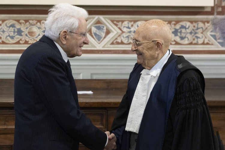 Il Presidente della Repubblica Sergio Mattarella saluta Sabino Cassese, Professore emerito della Scuola normale superiore di Pisa e Giudice emerito della Corte costituzionale
