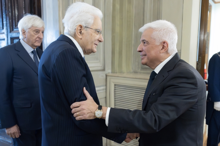 Il Presidente Sergio Mattarella saluta Francesco Giambrone, Presidente AGIS,in occasione dell’80° anniversario della fondazione 
