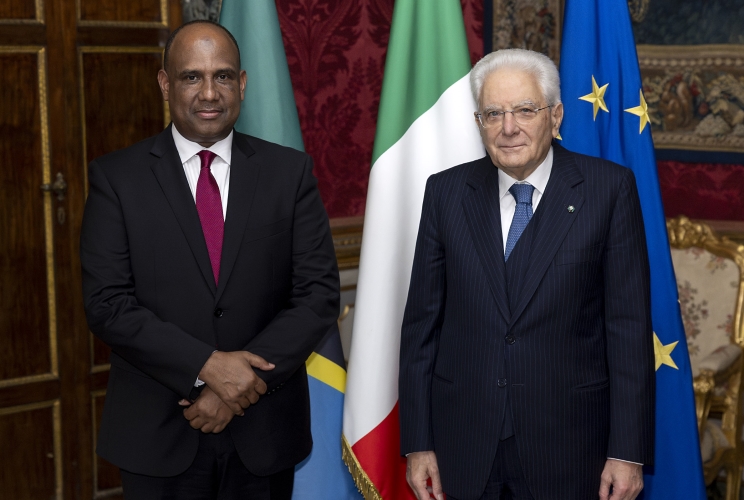 Il Presidente Sergio Mattarella con S.E. Mbarouk Nassor Mbarouk, nuovo Ambasciatore della Repubblica Unita di Tanzania, in occasione della Presentazione delle Lettere credenziali