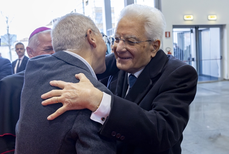 L'abbraccio del Presidente della Repubblica Sergio Mattarella a Dante Carraro, Direttore di Medici con l’Africa CUAMM, in occasione dell'intervento all’Annual Meeting dei Medici con l’Africa CUAMM nel 75° dalla fondazione del Collegio Universitario Aspiranti e Medici Missionari (CUAMM)