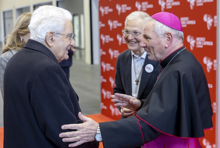 Il Presidente della Repubblica Sergio Mattarella con Claudio Cipolla, Presidente di Medici con l’Africa CUAMM e Vescovo di Padova, e Dante Carraro, Direttore di Medici con l’Africa CUAMM, in occasione dell'intervento all’Annual Meeting dei Medici con l’Africa CUAMM nel 75° dalla fondazione del Collegio Universitario Aspiranti e Medici Missionari (CUAMM)