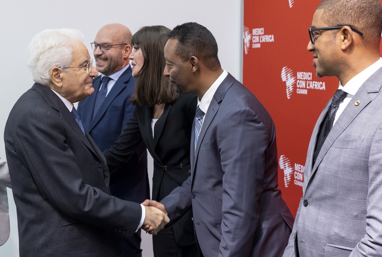 Il Presidente della Repubblica Sergio Mattarella con Lelisa Amanuel Jira, Vice ministro della salute dell’Etiopia, e Sergio Nadir Amad Seni, rappresentante del Ministero della salute del Mozambic,  in occasione dell'intervento all’Annual Meeting dei Medici con l’Africa CUAMM nel 75° dalla fondazione del Collegio Universitario Aspiranti e Medici Missionari (CUAMM)
