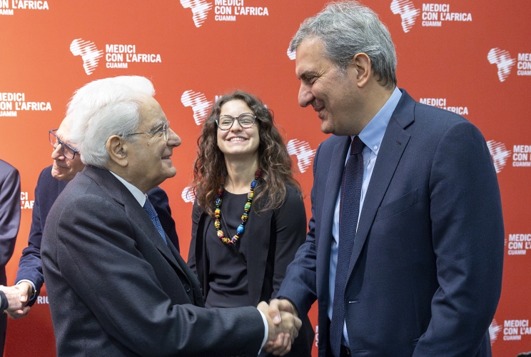 Il Presidente della Repubblica Sergio Mattarella con Mario Calabresi, giornalista,  in occasione dell'intervento all’Annual Meeting dei Medici con l’Africa CUAMM nel 75° dalla fondazione del Collegio Universitario Aspiranti e Medici Missionari (CUAMM)