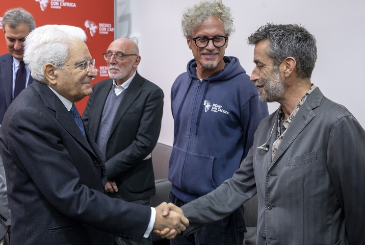 Il Presidente della Repubblica Sergio Mattarella con Niccolò Fabi e Daniele Silvestri, cantautori, in occasione dell'intervento all’Annual Meeting dei Medici con l’Africa CUAMM nel 75° dalla fondazione del Collegio Universitario Aspiranti e Medici Missionari (CUAMM)