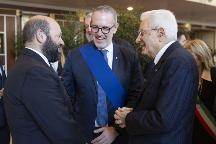 Il Presidente Mattarella con Pasquale Gandolfi, Presidente dell’Unione Province d’Italia - UPI, e con Stefano Minerva, Presidente dell’Unione Province d’Italia - UPI Regione Puglia, in occasione della 38^ Assemblea Nazionale 
