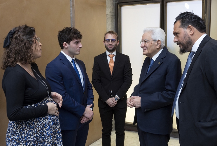 Il Presidente della Repubblica Sergio Mattarella, con Gianluigi De Palo, Presidente della Fondazione per la Natalità, Cristian Gennari, Vice Presidente della Fondazione per la Natalità, Oscar Distefano, Segretario generale della Fondazione per la Natalità, Annachiara Fantinato, docente e giovane mamma, Matteo Ferzioli, laureato in Scienze e tecniche psicologiche e studente di Psicologia clinica, in occasione della V Edizione degli Stati generali della Natalità.
