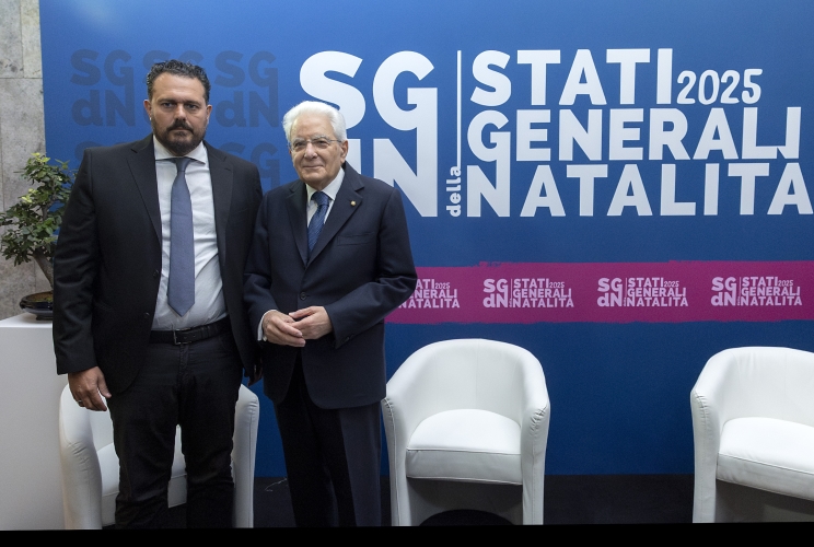 Il Presidente della Repubblica Sergio Mattarella, con Gianluigi De Palo, Presidente della Fondazione per la Natalità, in occasione della V Edizione degli Stati generali della Natalità.