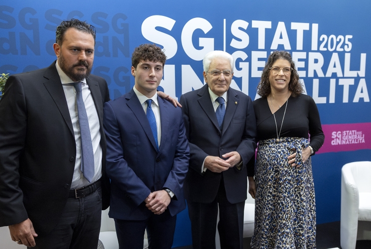 Il Presidente della Repubblica Sergio Mattarella, con Gianluigi De Palo, Presidente della Fondazione per la Natalità, Annachiara Fantinato, docente e giovane mamma e Matteo Ferzioli, laureato in Scienze e tecniche psicologiche e studente di Psicologia clinica, in occasione della V Edizione degli Stati generali della Natalità.