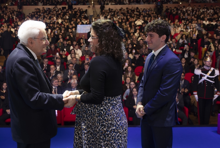 Il Presidente della Repubblica Sergio Mattarella, con Annachiara Fantinato, docente e giovane mamma e Matteo Ferzioli, laureato in Scienze e tecniche psicologiche e studente di Psicologia clinica, in occasione della V Edizione degli Stati generali della Natalità.