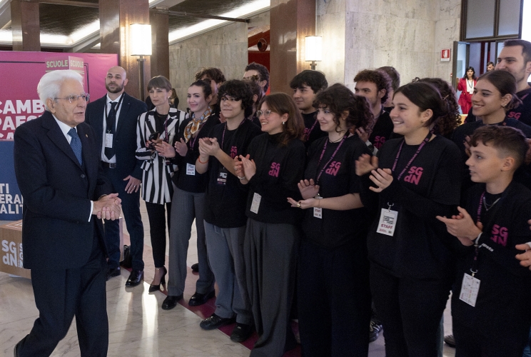 Il Presidente della Repubblica Sergio Mattarella con i volontari della Fondazione per la natalità, in occasione della V Edizione degli Stati generali della Natalità.
