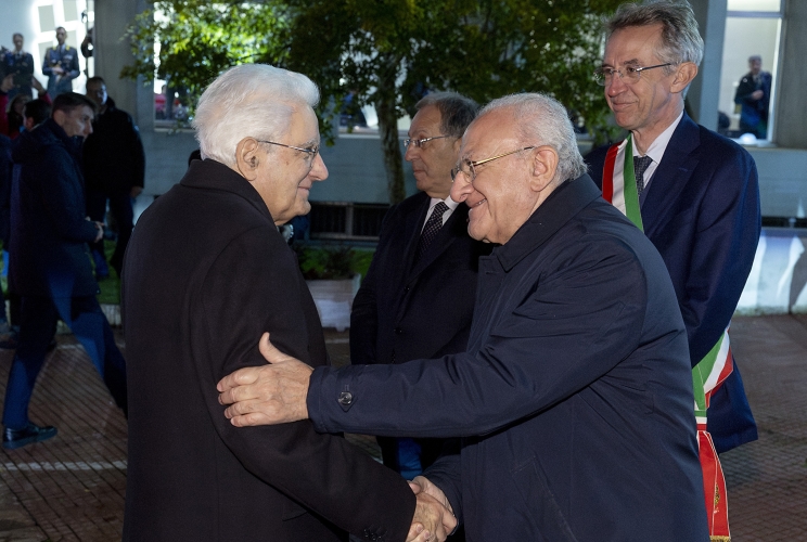 Il Presidente della Repubblica Sergio Mattarella accolto dal Presidente della Regione Campania Vincenzo De Luca e dal Sindaco di Napoli, Gaetano Manfredi, all’inaugurazione dell’anno accademico della Pontificia Facoltà Teologica dell'Italia Meridionale