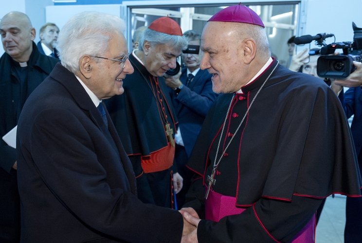 Il Presidente della Repubblica Sergio Mattarella con S. E. Mons. Francesco Beneduce, Vescovo Ausiliario di Napoli, in occasione dell'intervento all’inaugurazione dell’anno accademico della Pontificia Facoltà Teologica dell'Italia Meridionale