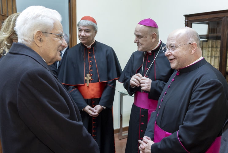  Il Presidente della Repubblica Sergio Mattarella con il Prof. Vincenzo Anselmo, S.I., Decano della Sezione san Luigi, S. E. Mons.  Francesco Beneduce, Vescovo Ausiliario di Napoli e S.Em. Rev.ma Cardinale Domenico Battaglia, Arcivescovo di Napoli, in occasione dell'intervento all’inaugurazione dell’anno accademico della Pontificia Facoltà Teologica dell'Italia Meridionale