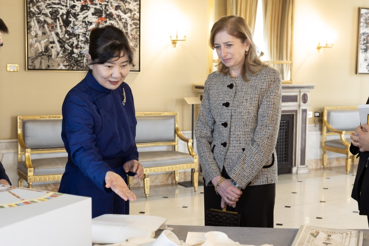 La Sig.ra Laura con la Sig.ra Luvsandorj Bolortsetseg, in visita ufficiale
