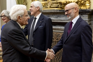 Il Presidente Sergio Mattarella con Giulio Napolitano, Professore ordinario di Diritto amministrativo presso l’Università Roma Tre e figlio del Presidente Giorgio Napolitano, in occasione della cerimonia di presentazione dei discorsi parlamentari di Giorgio Napolitano nel centenario dalla nascita