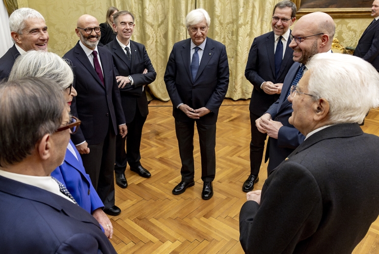 Il Presidente Sergio Mattarella con Lorenzo Fontana, Presidente della Camera dei Deputati, Ignazio La Russa, Presidente del Senato della Repubblica,  Pier Ferdinando Casini, Presidente della Camera dei deputati nella XIV Legislatura. Anna Finocchiaro, Presidente dell’associazione “Italiadecide” e Giulio Napolitano, Professore ordinario di Diritto amministrativo presso l’Università Roma Tre e figlio del Presidente Giorgio Napolitano, in occasione della cerimonia di presentazione dei discorsi parlamentari di Giorgio Napolitano nel centenario dalla nascita