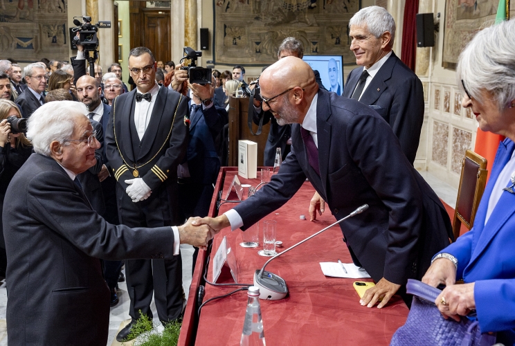 Il Presidente Sergio Mattarella con  Pier Ferdinando Casini, Presidente della Camera dei deputati nella XIV Legislatura. Anna Finocchiaro, Presidente dell’associazione “Italiadecide” e Giulio Napolitano, Professore ordinario di Diritto amministrativo presso l’Università Roma Tre e figlio del Presidente Giorgio Napolitano, al termine della cerimonia di presentazione dei discorsi parlamentari di Giorgio Napolitano nel centenario dalla nascita