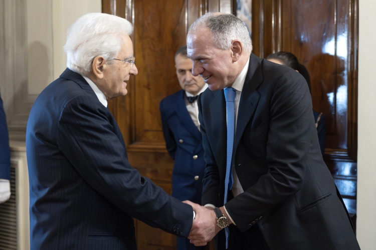 Il Presidente della Repubblica Sergio Mattarella saluta Sergio Gianfranco Luigi Maria Dompé - Presidente del Comitato Leonardo, in occasione dell'incontro con i vincitori dei Premi Leonardo per l’anno 2025 e con gli studenti vincitori dei Premi di Laurea   
