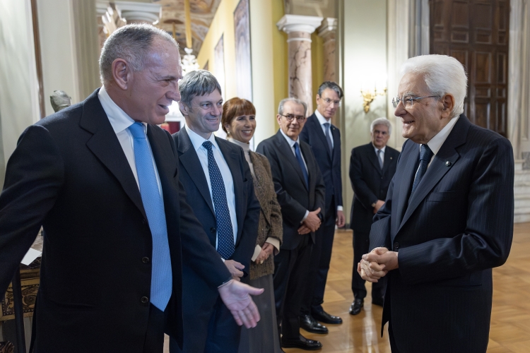 Il Presidente della Repubblica Sergio Mattarella saluta Sergio Gianfranco Luigi Maria Dompé - Presidente del Comitato Leonardo, in occasione dell'incontro con i vincitori dei Premi Leonardo per l’anno 2025 e con gli studenti vincitori dei Premi di Laurea   
