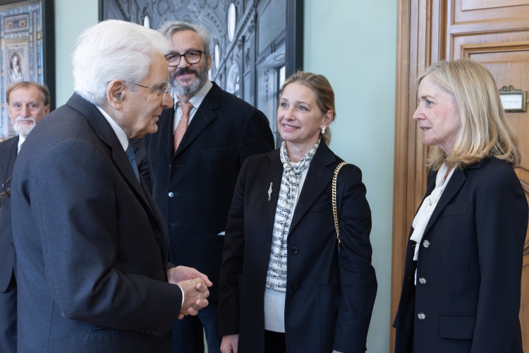 Il Presidente della Repubblica Sergio Mattarella con la Sig.ra Silvia Cappellini Sinopoli, madrina della Borsa di Studio in memoria del Maestro Giuseppe Sinopoli e la Sig.ra Francesca Petrassi, madrina della Borsa di studio in memoria del Maestro Goffredo Petrassi 
