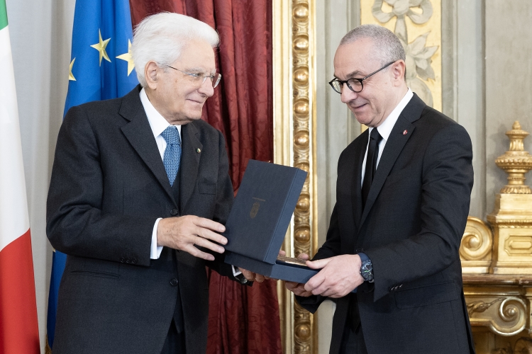 Il Presidente della Repubblica, Sergio Mattarella, consegna il Premio Accademia di Santa Cecilia anno 2024 al Maestro Bruno Giuranna, ritira il premio il Presidente dell’Accademia di Santa Cecilia, M° Massimo Biscardi
