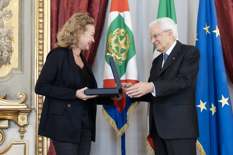Il Presidente della Repubblica, Sergio Mattarella, consegna il Premio Accademia dei Lincei anno 2024 al Prof. Lorenzo Renzi, ritira la figlia Francesca
