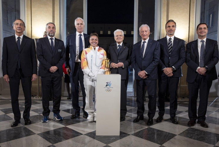 Il Presidente Sergio Mattarella con Jasmine Paolini, Campionessa olimpica di tennis e addetta alla Lanterna, Giovanni Malagò, Presidente del Comitato Organizzatore Milano Cortina 2026, Luciano Buonfiglio e Carlo Mornati, rispettivamente Presidente e Segretario generale del Comitato Olimpico Nazionale Italiano, Andrea Varnier, Amministratore delegato di Milano Cortina 2026, Giuseppe Sala, Sindaco di Milano, e Gianluca Lorenzi, Sindaco di Cortina d’Ampezzo, in occasione della cerimonia di consegna della Fiamma olimpica in occasione dei Giochi Olimpici Milano-Cortina 2026