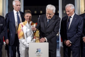 Il Presidente Sergio Mattarella con Jasmine Paolini, Campionessa olimpica di tennis e addetta alla Lanterna, Giovanni Malagò, Presidente del Comitato Organizzatore Milano Cortina 2026, Luciano Buonfiglio, Presidente del Comitato Olimpico Nazionale Italiano, in occasione della cerimonia di consegna della Fiamma olimpica in occasione dei Giochi Olimpici Milano-Cortina 2026
