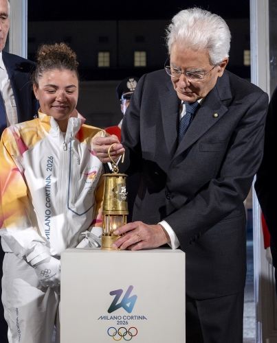 Il Presidente Sergio Mattarella con Jasmine Paolini, Campionessa olimpica di tennis e addetta alla Lanterna, in occasione della cerimonia di consegna della Fiamma olimpica in occasione dei Giochi Olimpici Milano-Cortina 2026