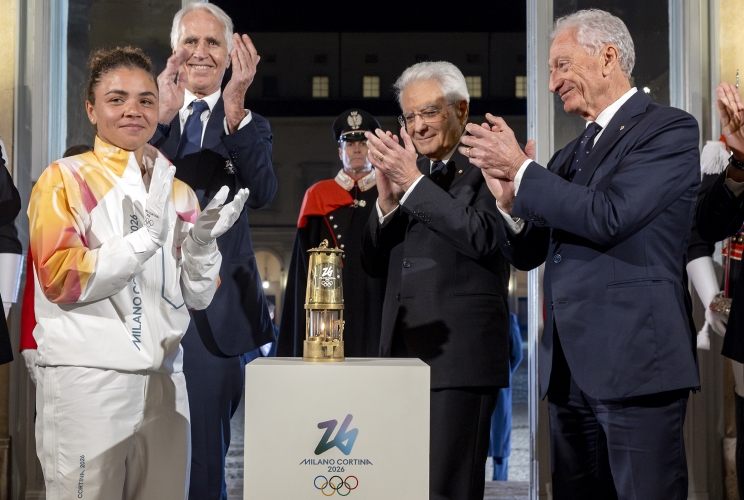 Il Presidente Sergio Mattarella con Jasmine Paolini, Campionessa olimpica di tennis e addetta alla Lanterna, Giovanni Malagò, Presidente del Comitato Organizzatore Milano Cortina 2026, Luciano Buonfiglio, Presidente del Comitato Olimpico Nazionale Italiano, in occasione della cerimonia di consegna della Fiamma olimpica in occasione dei Giochi Olimpici Milano-Cortina 2026