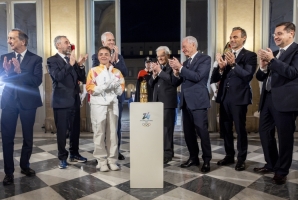 Il Presidente Sergio Mattarella con Jasmine Paolini, Campionessa olimpica di tennis e addetta alla Lanterna, Giovanni Malagò, Presidente del Comitato Organizzatore Milano Cortina 2026, Luciano Buonfiglio e Carlo Mornati, rispettivamente Presidente e Segretario generale del Comitato Olimpico Nazionale Italiano, Andrea Varnier, Amministratore delegato di Milano Cortina 2026, Giuseppe Sala, Sindaco di Milano, e Gianluca Lorenzi, Sindaco di Cortina d’Ampezzo, in occasione della cerimonia di consegna della Fiamma olimpica in occasione dei Giochi Olimpici Milano-Cortina 2026