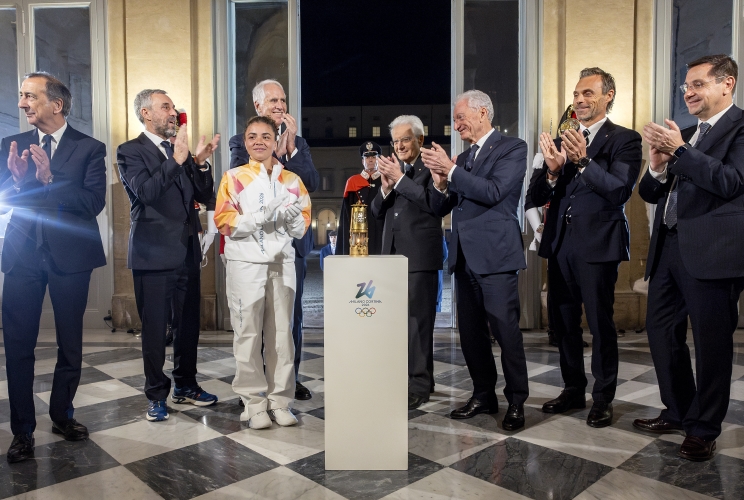 Il Presidente Sergio Mattarella con Jasmine Paolini, Campionessa olimpica di tennis e addetta alla Lanterna, Giovanni Malagò, Presidente del Comitato Organizzatore Milano Cortina 2026, Luciano Buonfiglio e Carlo Mornati, rispettivamente Presidente e Segretario generale del Comitato Olimpico Nazionale Italiano, Andrea Varnier, Amministratore delegato di Milano Cortina 2026, Giuseppe Sala, Sindaco di Milano, e Gianluca Lorenzi, Sindaco di Cortina d’Ampezzo, in occasione della cerimonia di consegna della Fiamma olimpica in occasione dei Giochi Olimpici Milano-Cortina 2026