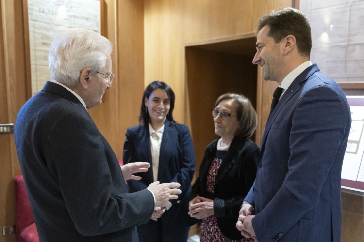 Il Presidente della Repubblica Sergio Mattarella saluta Chiara Tommasini, Presidente dell’Associazione Nazionale dei centri di servizio per il volontariato, Giuditta Petrillo, Presidente del centro di servizi per il volontariato di Palermo, Niccolò Mancini, Delegato per il volontariato del Forum nazionale del Terzo Settore, in occasione della cerimonia di chiusura di “Palermo capitale italiana del volontariato 2025”