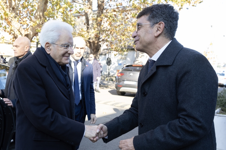 Il Presidente della Repubblica Sergio Mattarella saluta Stefano De Michele, Capo Dipartimento dell’Amministrazione penitenziaria  in occasione dell'inaugurazione dell’opera d’arte “Benu”
