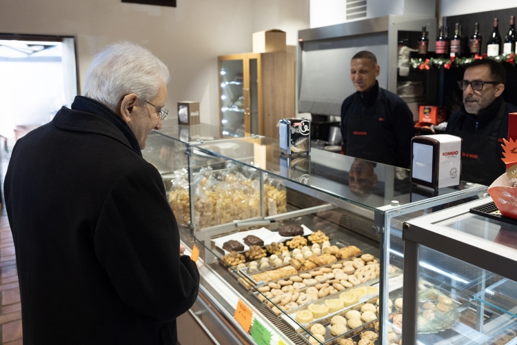 Il Presidente della Repubblica Sergio Mattarella visita un locale dove detenuti ed ex detenuti che ivi prestano la loro attività lavorativa

