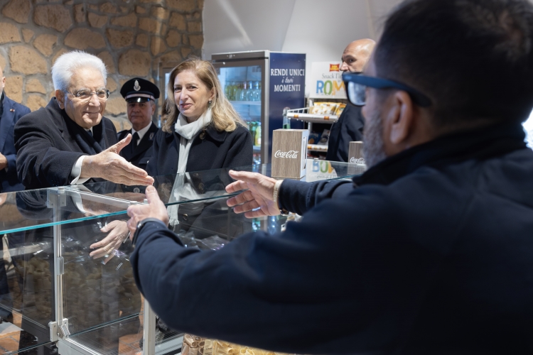 Il Presidente della Repubblica Sergio Mattarella visita un locale dove detenuti ed ex detenuti che ivi prestano la loro attività lavorativa

