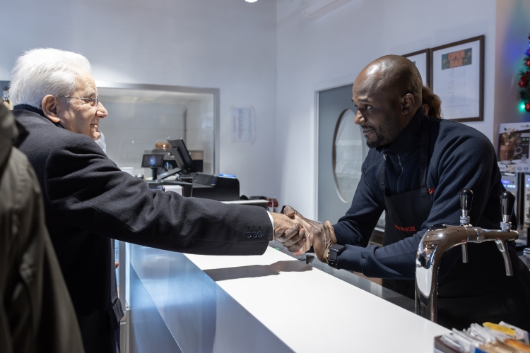 Il Presidente della Repubblica Sergio Mattarella visita un locale dove detenuti ed ex detenuti che ivi prestano la loro attività lavorativa

