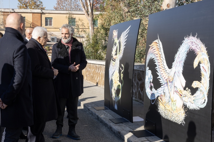 Il Presidente della Repubblica Sergio Mattarella con Marcello Smarrelli, curatore artistico, ed Eugenio Tibaldi, artista e ideatore dell’opera
