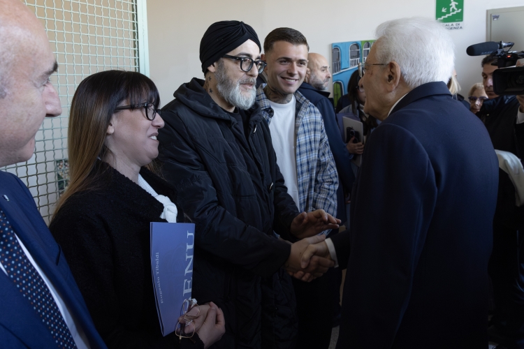 Il Presidente della Repubblica Sergio Mattarella saluta detenuti ed ex detenuti della Casa circondariale maschile di Rebibbia
